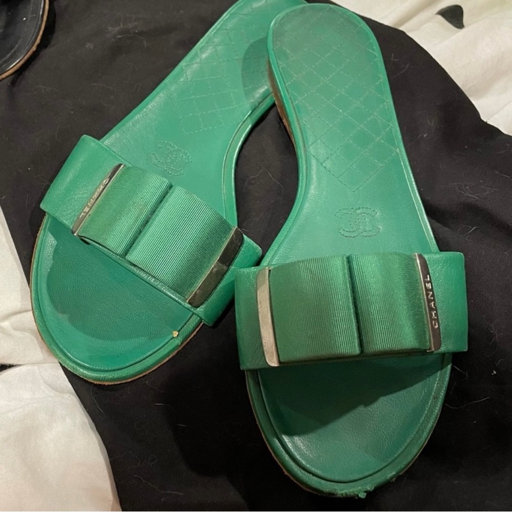 CHANEL EMERALD SANDALS - Picture 5 of 10